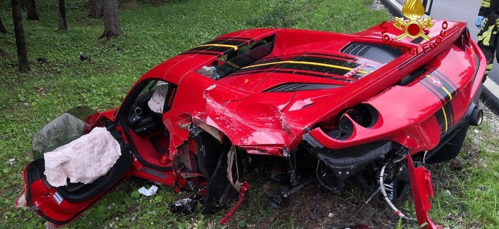Violento scontro tra un camion e una Ferrari a Cortina: la fuoriserie finisce fuori strada e resta distrutta